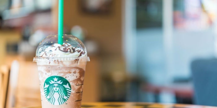 Encuentran bacterias en bebidas frías de Starbucks