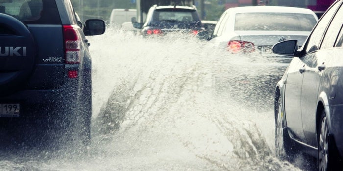 Cabify regala viajes a los damnificados por lluvias; Uber sube tarifas