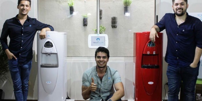 Los mexicanos que quitan la sed con agua hecha del aire