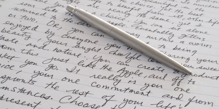 Por esta razón no debes dejar de escribir con pluma
