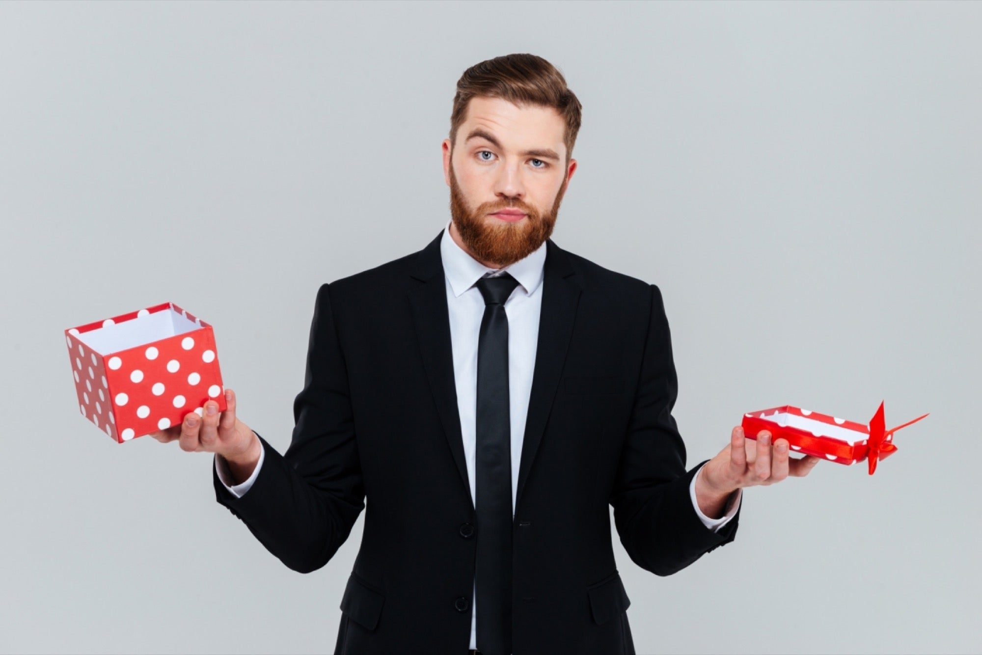 Подарок девушке. Мужчина с подарком в руках. Фотосессия в подарок. Подарок женщине. Подарок " мужчине".