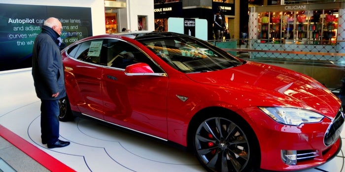 Fanáticos meten acelerador para adquirir el nuevo Tesla Model 3