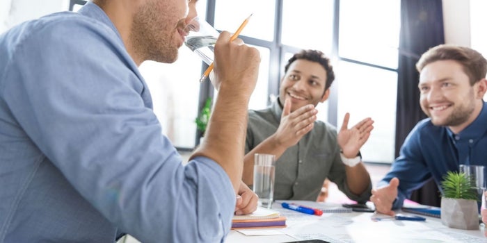 Por qué tener agua en la oficina aumenta la productividad de tu equipo