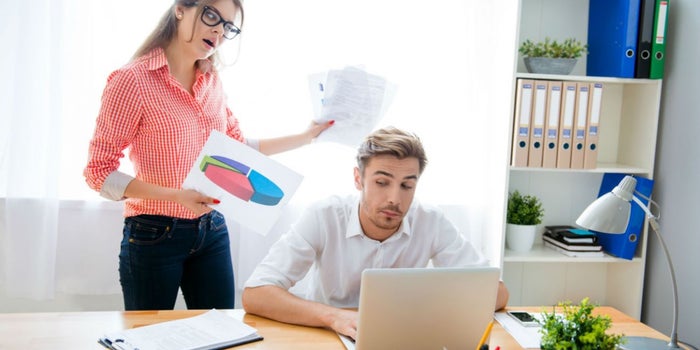 Por qué razones deberías considerar despedir a un empleado