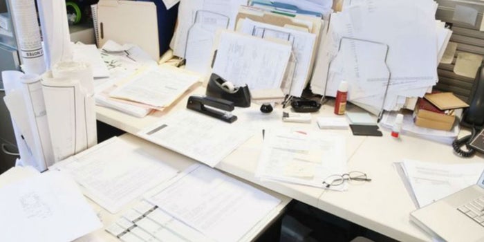 4 razones por las que tener un escritorio desordenado demuestran que eres un genio