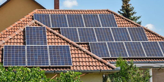 Tesla trabaja en la producción de tejas solares para iluminar Nueva York