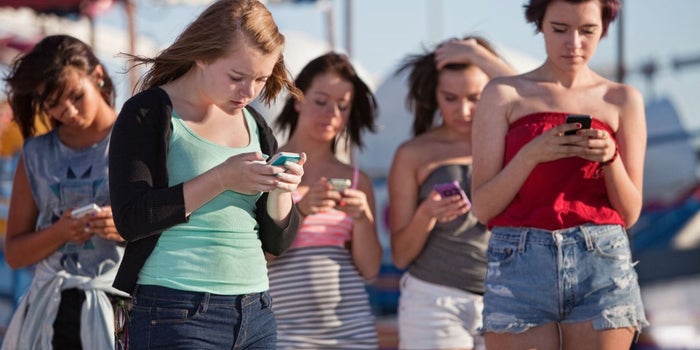 Adolescencia y adicción al celular, la combinación de la infelicidad