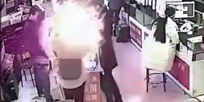 Este hombre mordió una batería de iPhone y le explotó
