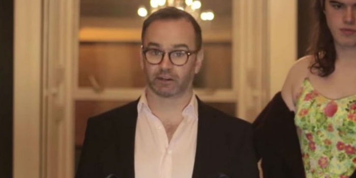 El hotelero que expuso a una influencer ahora la defiende