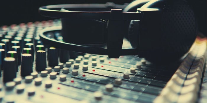 Enamora a tus consumidores a través de la publicidad en radio