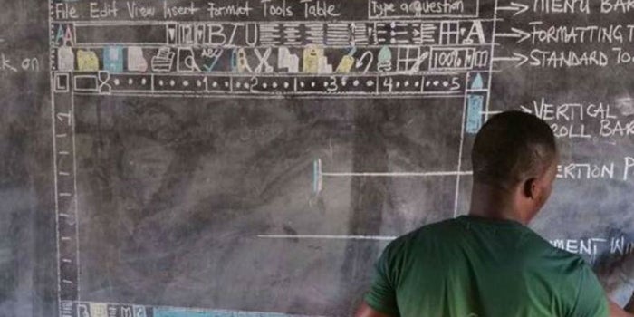 Profesor africano enseña Word a sus alumnos ¡sin computadora!