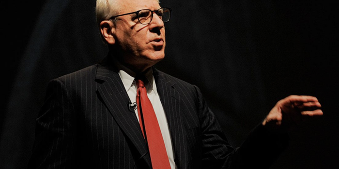 El millonario David Rubenstein da consejos de emprendimiento