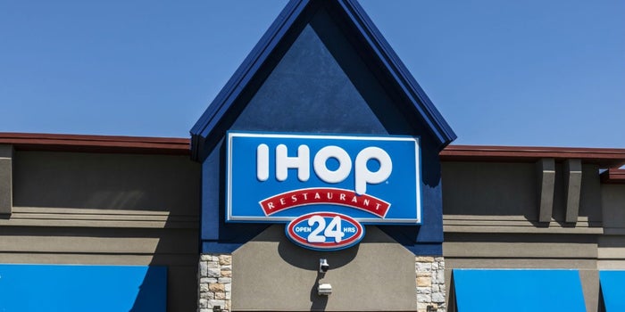 Ayuda a los niños con cáncer al comer un pancake en IHOP