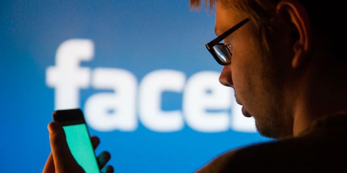 Usuarios demandan a Facebook y Cambridge Analytica
