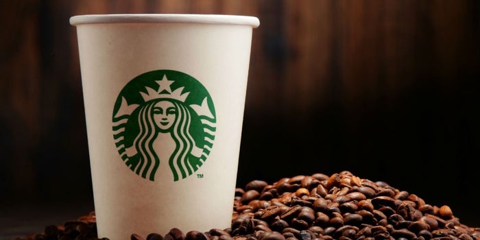 Por qué Starbucks ahora debe advertir contra el cáncer en sus bebidas