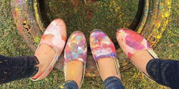 El influencer que salva al mundo con zapatos de suela de llantas