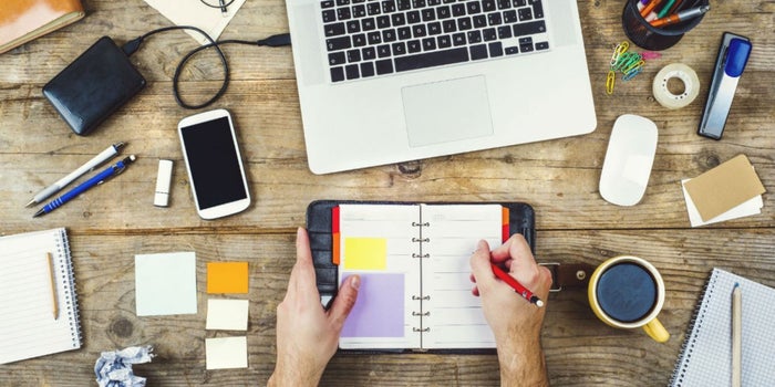 8 objetos que DEBES tener en tu escritorio