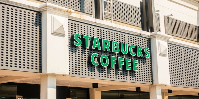 Starbucks está involucrado en escándalo de discriminación racial