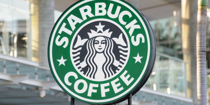 Por qué Starbucks cerrará 8,000 cafeterías el 29 de mayo