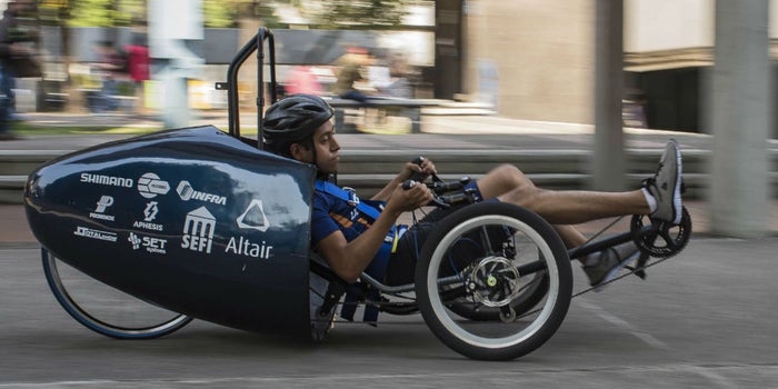 Alumnos de la UNAM ganan concurso en Estados Unidos por diseñar un auto inspirado en las sillas Acapulco