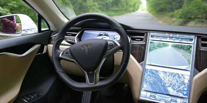 Prohiben manejar por 18 meses a dueño de un Tesla por encender el piloto automático