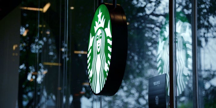 Starbucks busca remediar su error