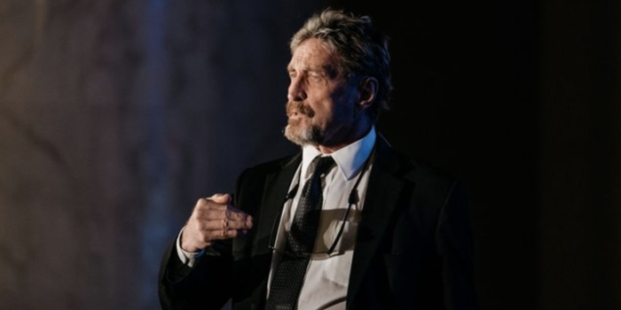 John McAfee dice que el blockchain va a cambiar el trabajo (sin jefes, bancos o jubilación)