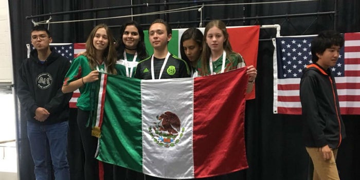 Jóvenes mexicanos triunfan en la competencia de robótica más importante del mundo con cinco medallas