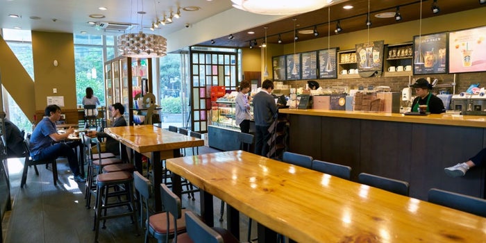 Starbucks permitirá entrar a sus instalaciones sin necesidad de consumir