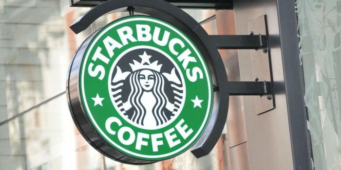 Por qué Starbucks cerrará hoy más de 8,000 tiendas