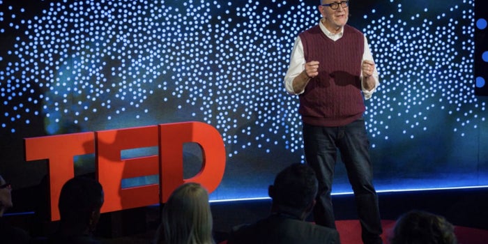 El hombre que emprendió a los 66 años y transforma basura en empaques biodegradables