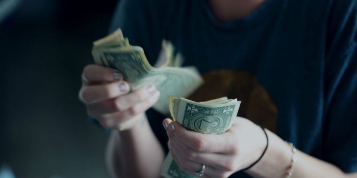 ¿Mezclas tu dinero con el de tu empresa? ¡No lo hagas más!