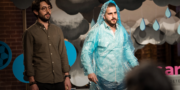 Los centennials que crearon un impermeable que cabe en tu cartera