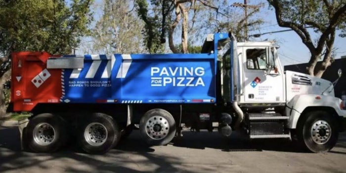 ¿Quieres tapar el bache de tu calle? Pide una pizza de Domino's