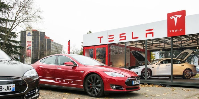 Tesla en llamas: un auto se incendia en Los Ángeles