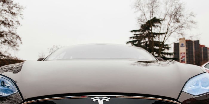 Le niegan un ascenso en Tesla y luego lo acusan de sabotaje