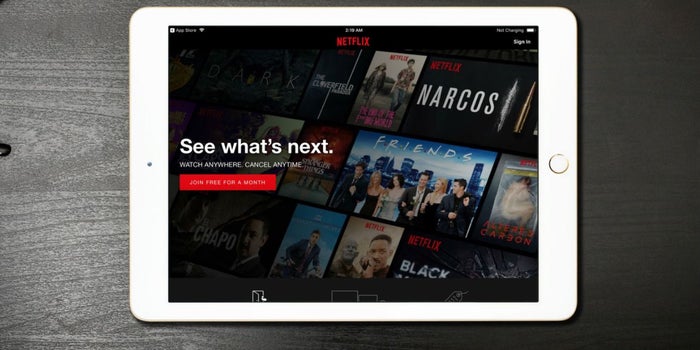 Alto directivo de Netflix deja su cargo por comportamiento racista