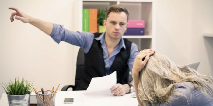 ¿Es legal despedir un empleado por lo que hace fuera del trabajo?