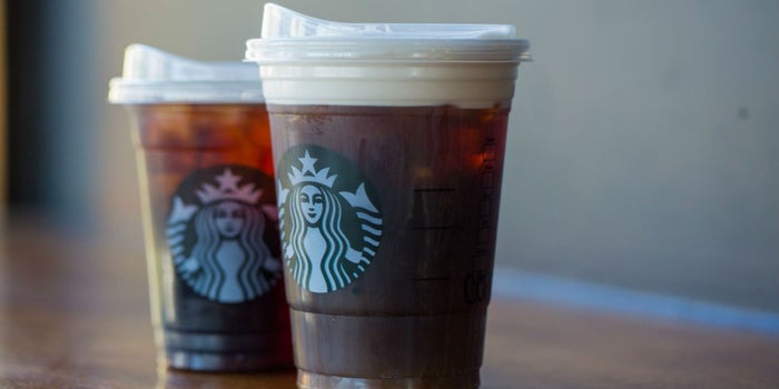 Starbucks eliminará los popotes a escala global