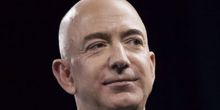 Jeff Bezos es 53 mil millones de dólares más rico que tú (y otras 24 cosas raras que hemos aprendido sobre él)