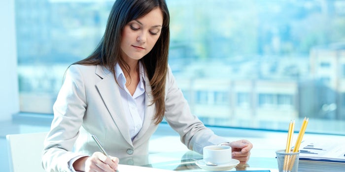 Mujeres y hombres, ¿cuál gana más siendo secretario/a?