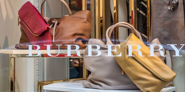 Por qué Burberry quemó 33.7 millones de dólares en ropa
