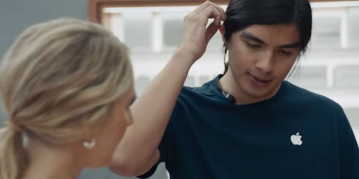 Samsung se burla de nuevo de Apple en un comercial