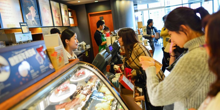 Starbucks y Alibaba darán servicio a domicilio en China