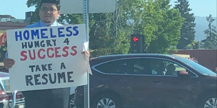 Este emprendedor arriesgó todo y terminó sin hogar entregando su CV en la calle