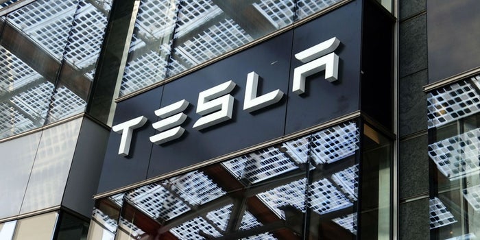 El perdón de Elon Musk hace que acciones de Tesla suban 16%