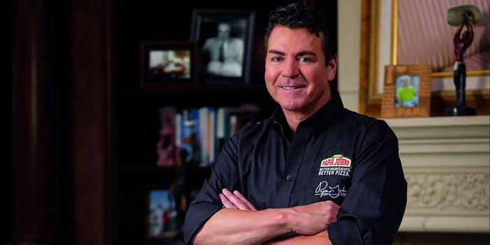 El derrocado fundador de Papa John's crea un sitio web para 'salvar' a su compañía y 'sacar la verdad a la luz'