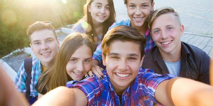 ¿Quiénes son los centennials y por qué debes ponerles atención?