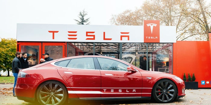Ejecutivos se empiezan a 'bajar' de Tesla
