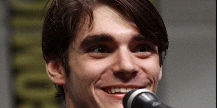 La discapacidad no lo detuvo: El difícil camino de RJ Mitte hacia el éxito